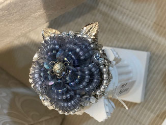 宮下なおみ ビーズブローチ(刺繍) ¥6,000 スパンコール、樹脂パール、アクリルフラワー 裏貼り本革 40㎜×40㎜×高25㎜