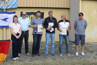 Die Ortsvorsteherin von Lachen-Speyerdorf Fabien Gerau-Frisch und Ernst Eymann, Präsident des Luftsportverbandes Rheinland-Pfalz e.V (2.v.l.) haben der Siegerehrung einen besonderen Rahmen verliehen Foto: U.Steinlechner