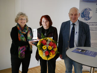 Ingrid Blecher (m.) erhielt für ihre Verdienste von VDP-Präsidentin Heike Käferle und DAeC-Präsident Claus Cordes eine gravierte Glastrophäe 