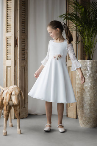 Monny_kurzes_Kommunionkleid_Spitzenärmel_Blumen_Z26-17