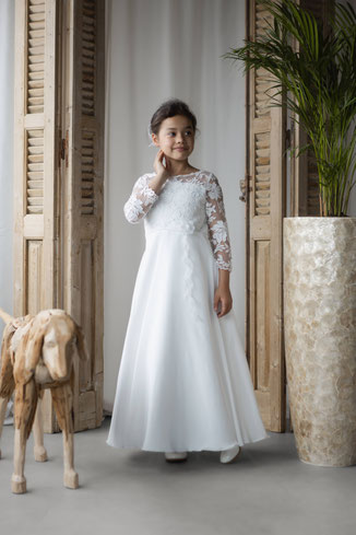 Monny_langes_Kommunionkleid_langarm_Spitze_Z26-06