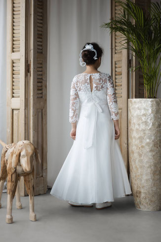 Monny_langes_Kommunionkleid_Spitzenarm_Spitzenrücken_Z26-06