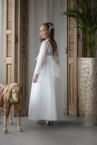 Monny_langes_Kommunionkleid_offener_Rücken_Spitze_Z26-11