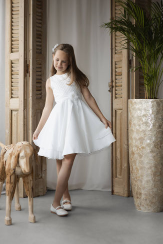 Monny_Kommunionkleid_kurz_außergewöhnliche_Spitze_Z26-15