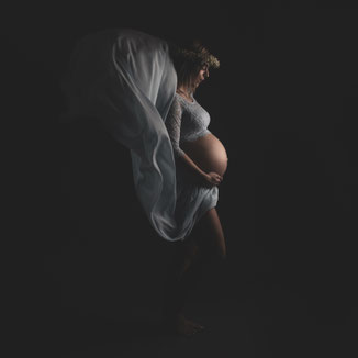 Babybauchshooting im Studio Neuburg an der Donau - Fotografie Tanneberger
