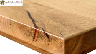 Risse und Äste im Holz transparent mit Epoxid gefüllt und geschlossen.