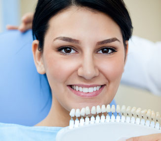 Genaue Farbbestimmung für Veneers in der Zahnarztpraxis Pilsl in Garmisch ©  © luckybusiness - fotolia.com 