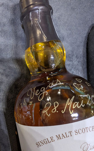 Detailaufnahme der Balvenie Whiskyflasche mit Kalligraphiegravur Las Vegas 28. Mai 2026 in Goldpaste