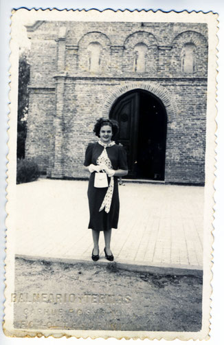 Ofelia saliendo un domingo de la capilla del Lago Epecuén.  Un par de años después, en 1942 mi papá llevo a su madre a probar las propiedades curativas del barro del lago y se conocieron.