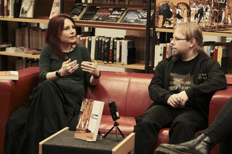 Katja im Gespräch während der Autorenlesung aus "Fantasy im Münsterland" in der Stadtteilbücherei am Aasee 2022