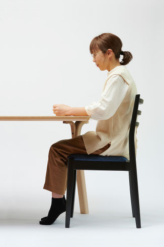 一般的な椅子　背をホールドすると
