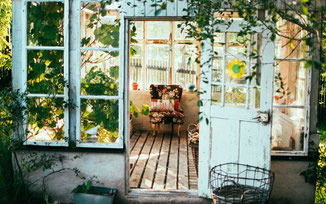 Bunter Sessel im Gartenhaus - Beratung in entspannter Atmosphäre