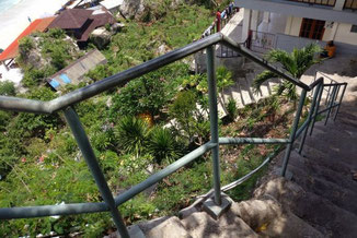 Steil hinab zum Padang Padang Beach