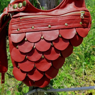 Revolverbag aus rotem Leder mit aufgenähten Kreisen