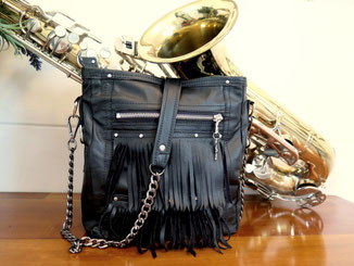 fringe-bag-aus-schwarzem-pferdeleder