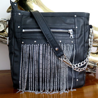 schwarze Tasche mit Kettenfransen