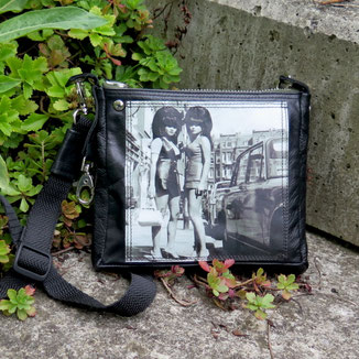 kleine Crossbody mit Vinylbild von zwei Dragonladys