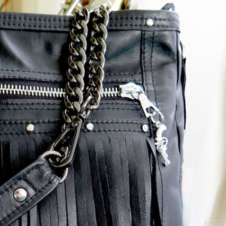 Fringebag aus schwarzem Leder
