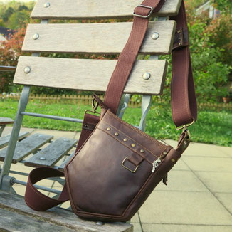 braune Crossbody an einem Gartenstuhl hängend