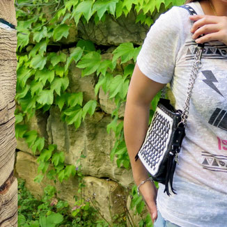 kleine Crossbody weisses und schwarzes Pferdeleder, mit Flechtung