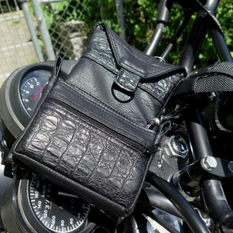 Handytasche aus Kunstleder auf einem Motorrad