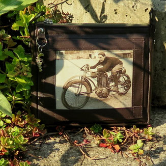 Organizer aus braunem Pferdeleder und Vinylbild eines Motorradfahrer