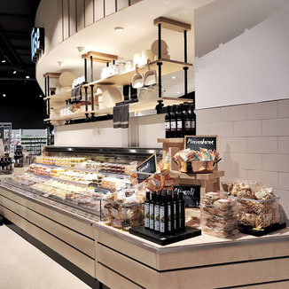 Käsetheke mit ausgezeichnetem Visual Merchandising von Maurus Domaeisen und Philipp Brunschwiler