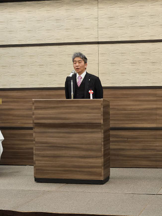 開式・閉式の辞を述べる清水事務局長