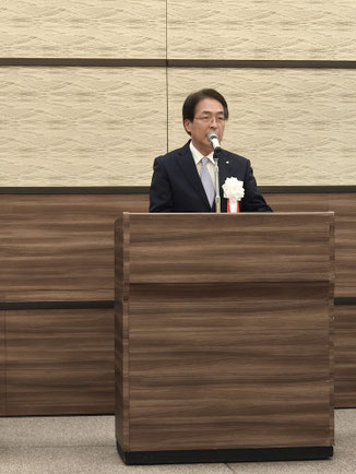 主催者挨拶を述べる佐賀支部長