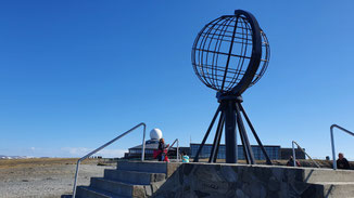 Der Globus und im Hintergrund das Nordkapsenter mit Restaurant, Museum, Kino und natürlich dem obligatorischen Souvenirshop.