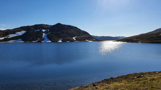 Beeindruckende Landschaft bei der Fahrt vom Nordkap nach Honningsvåg. Es ist 18:00 Uhr und die Sonne steht steil am Himmel.