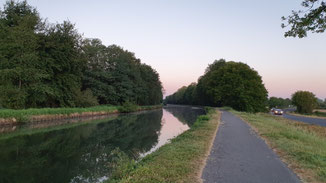 Der Fahrradweg entlang des Canal latéral à la Loire erlaubt ein entspanntes Dahinradeln.