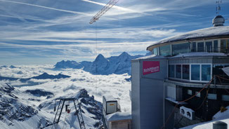 Piz Gloria mit Eiger und Mönch im Hintergrund.