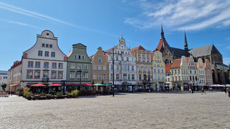 Neuer Markt mit Marienkirche im Hintergrund.