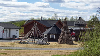 Die Urbevölkerung Laplands, die Sami (Sumpfleute), leben teilweise in ihren Zelten, wenn sie mit ihren Rentierherden mitwandern oder auf Elchjagd gehen..