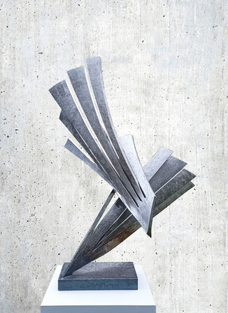 hitschold-licht-in-der-sonne-skulptur-stahl-metall-abstrakt-raumlinear