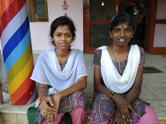 Sneha und Kausalya, XI. Klasse. Die beiden sind keine Schulabgänger, sondern lernen noch ein weiteres Jahr bis zur Matura.