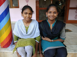 Links nach rechts: Saroja und Sornalakshmi, XII. Klasse.