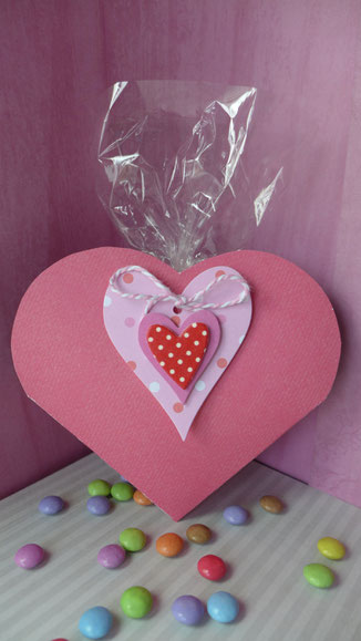 Valentinstag - Süßes für die oder den Süße(n) - Vorschlag 2, die Herztasche als Verpackung ist jetzt fertig