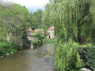 Saint-Céneri-le-Gérei :  Le moulin et la Sarthe.