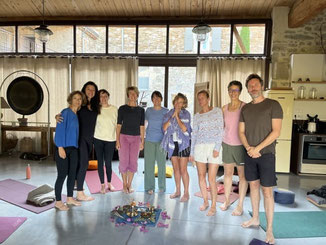 Séance de yoga intensive en groupe, engagement physique et mental