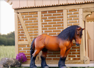 CollectA 88759 - Ardenner Hengst (braun) vor 3zinken Pferdestall