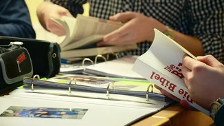 Bibelarbeit · Symbolfoto→ CongerDesign