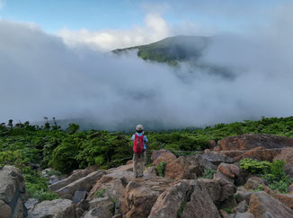 雲の切れ間に早池峰山