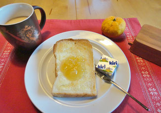 ある日の朝食。自家製パンのトーストに柚子のマーマレード。