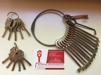 Dietriche und Schlagschlüssel für eine Türöffnung