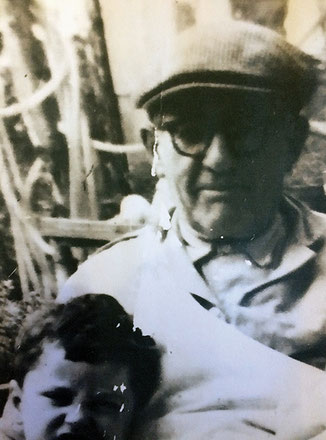 Elie Bentaboulet, boucher-charcutier à Nailloux et un de ses petits-fils. Albert reprend le commerce à son décès en lançant une activité de traiteur.