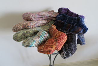 In ihrer Freizeit strickt Marie-Claire Goll mit ihrer 82-jährigen Mutter Wollsocken