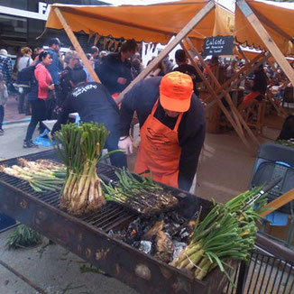 Calçots aus Valls mit den Händen essen