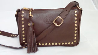 petit sac besace clouté à bandoulière en cuir marron fait-main sur mesure par un artisan maroquinier